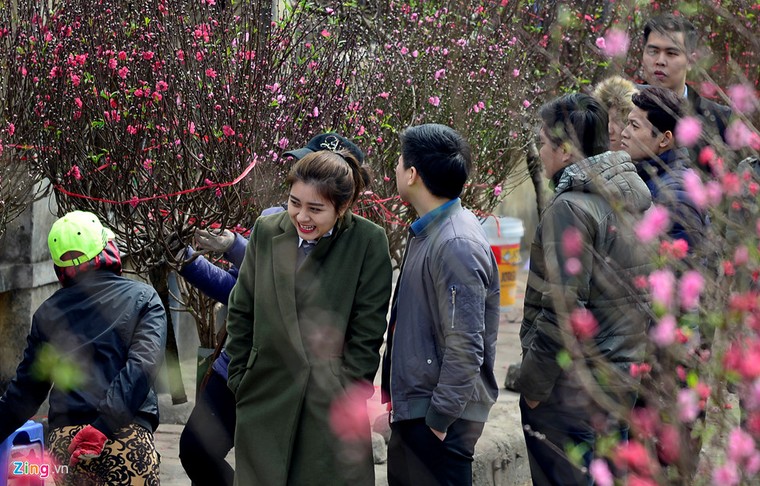 Người Hà Nội tấp nập đi sắm Tết sớm ảnh 4