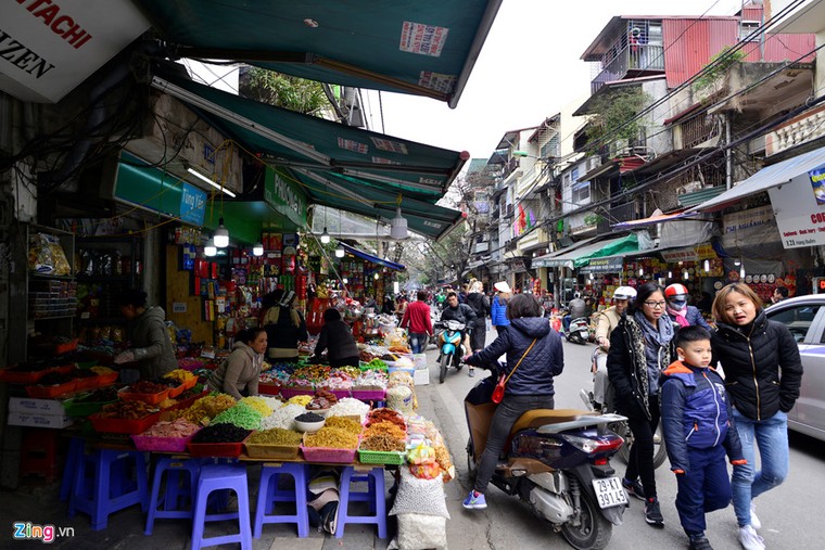 Người Hà Nội tấp nập đi sắm Tết sớm ảnh 8