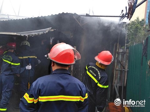 Hà Nội: “Bà hỏa” ghé thăm mùng 2 Tết, thiêu rụi một dãy nhà ảnh 2