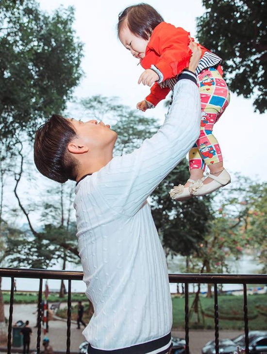 Tuấn Hưng khoe khoảnh khắc hai con quấn quýt bên nhau ảnh 1