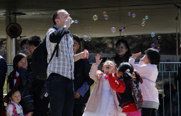 Người dân ở đất nước bí ẩn Triều Tiên ăn, chơi như thế nào? ảnh 6