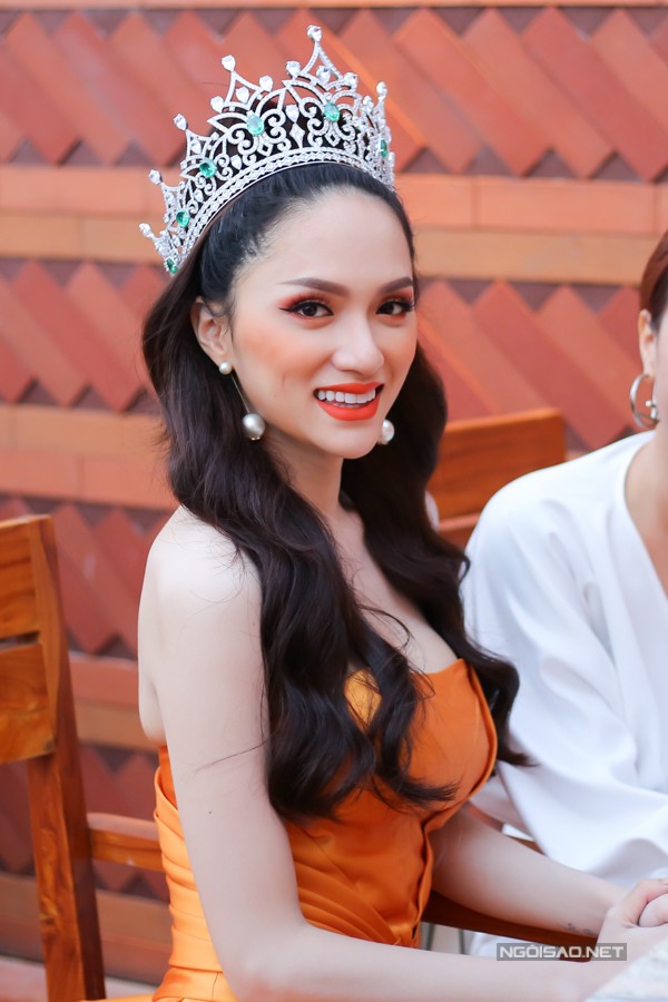 Hương Giang sexy trong tiệc mừng đăng quang Hoa hậu ảnh 3