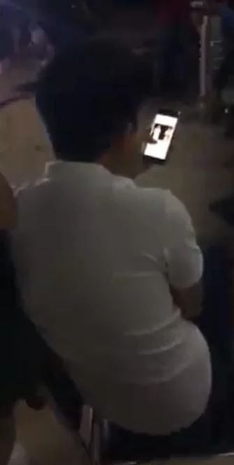 Rò rỉ hình ảnh Trường Giang ngồi lủi thủi một mình, đọc tin tức về Nhã Phương qua điện thoại? ảnh 1