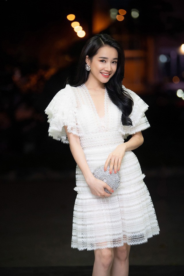 Rò rỉ hình ảnh Trường Giang ngồi lủi thủi một mình, đọc tin tức về Nhã Phương qua điện thoại? ảnh 3