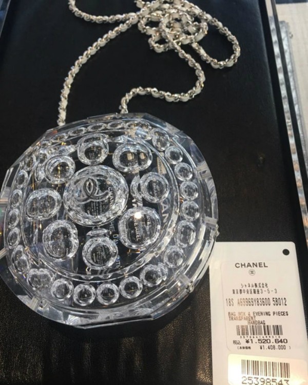 Mai Phương Thúy chi hơn 300 triệu đồng mua túi xách 'chỉ để vừa thỏi son' ảnh 1