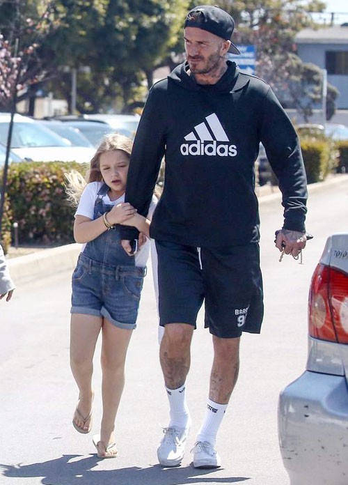 Cô nhóc Harper liên tục làm nũng bố Becks khi đi dạo ảnh 1