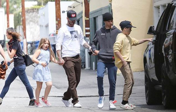 Cô nhóc Harper liên tục làm nũng bố Becks khi đi dạo ảnh 4