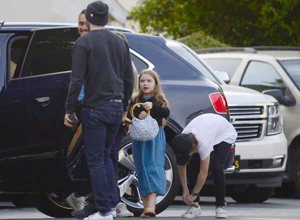 Cô nhóc Harper liên tục làm nũng bố Becks khi đi dạo ảnh 5