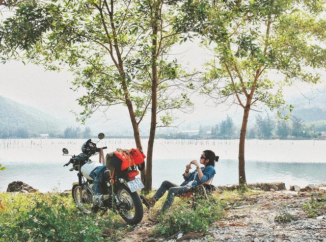 Nữ phượt thủ 9x gây 'sốt' với hành trình 45 ngày chạy xe máy xuyên Việt ảnh 1