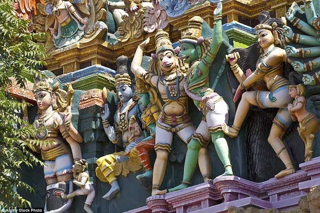 Ngôi đền cầu vồng nổi tiếng với hàng ngàn bức tượng đủ hình thù kì dị ảnh 5