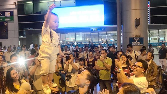 Màn diễn xiếc của con trai Quốc Nghiệp mới 1 tuổi ở sân bay 'gây sốt' ảnh 2