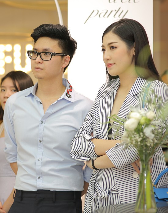 Á hậu Tú Anh lần đầu xuất hiện công khai bên chồng sắp cưới đẹp trai ảnh 2