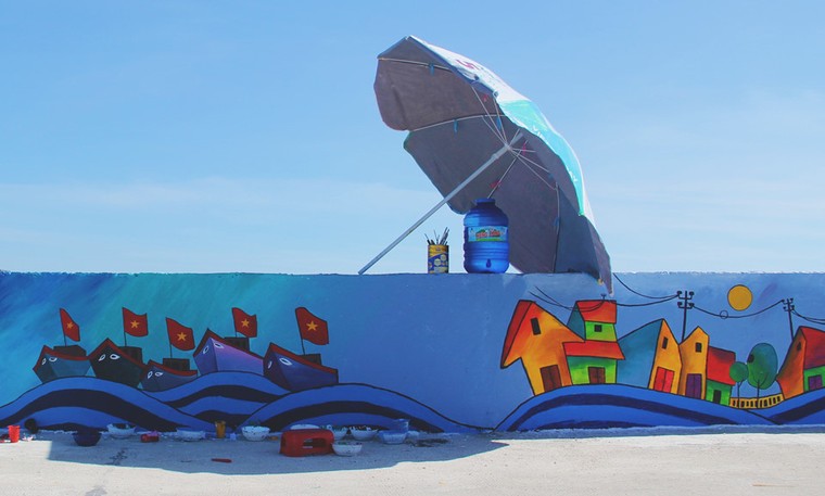 Rực rỡ sắc màu với con đường bích họa đầu tiên trên đảo Lý Sơn ảnh 9