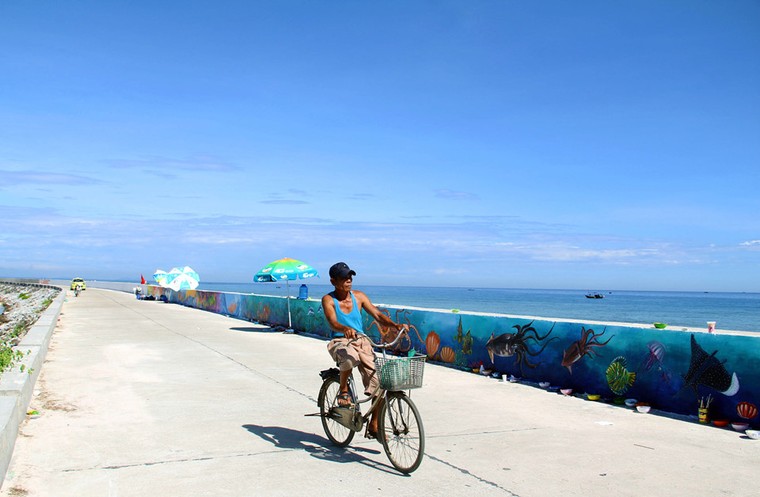 Rực rỡ sắc màu với con đường bích họa đầu tiên trên đảo Lý Sơn ảnh 11