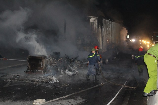 Hàng trăm cảnh sát và người dân giải cứu container bốc cháy dữ dội ảnh 1
