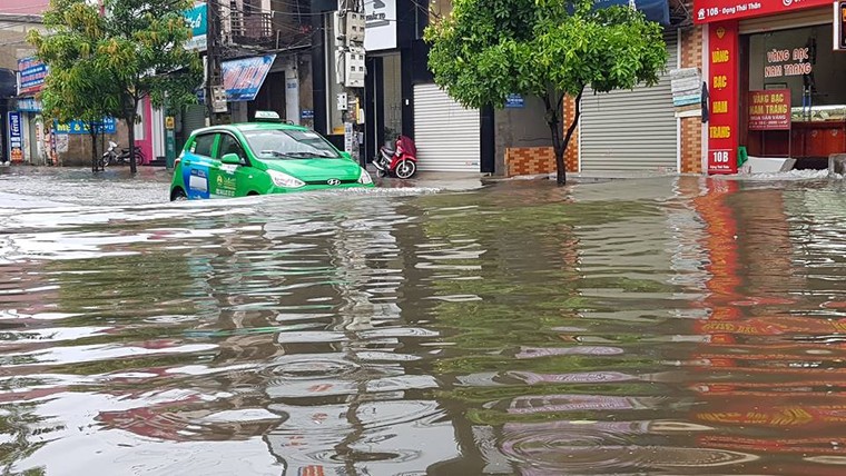 Vinh ngập nặng, đường đi sân bay, bệnh viện... chìm sâu trong nước ảnh 4