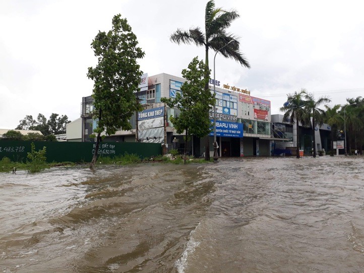 Vinh ngập nặng, đường đi sân bay, bệnh viện... chìm sâu trong nước ảnh 5