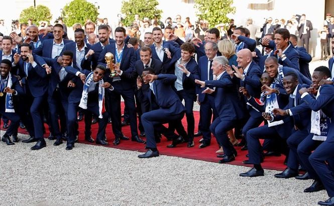 Vợ và bạn gái tuyển Pháp đến dinh Tổng thống dự tiệc sau World cup ảnh 6