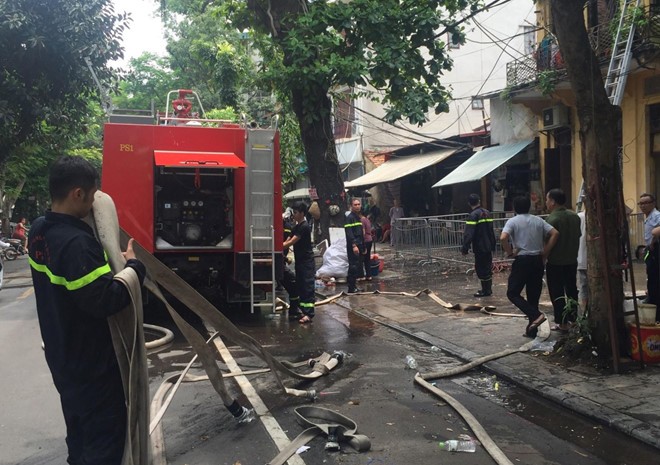 3 trẻ nhỏ chạy thoát khỏi căn nhà cổ bị cháy ảnh 1