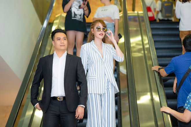 Lái xe chở Quế Vân đi xem phim, Việt Anh bất chấp ‘cảnh cáo’ của bà xã? ảnh 7