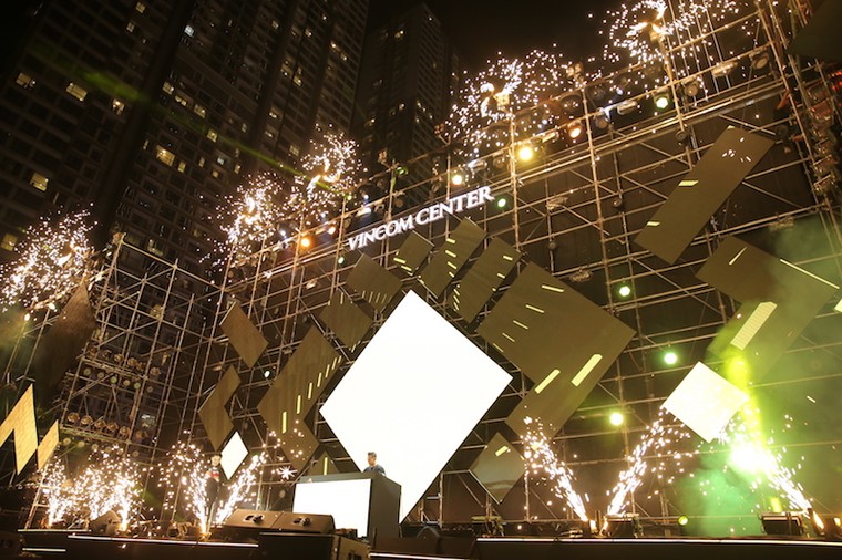 Dàn sao khủng V-biz hội tụ tại ‘Kinh đô ánh sáng’ Vincom Center Lanmark 81 ảnh 2