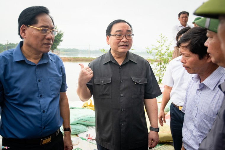 Bí thư Hà Nội lội nước thăm người dân vùng ngập ảnh 3