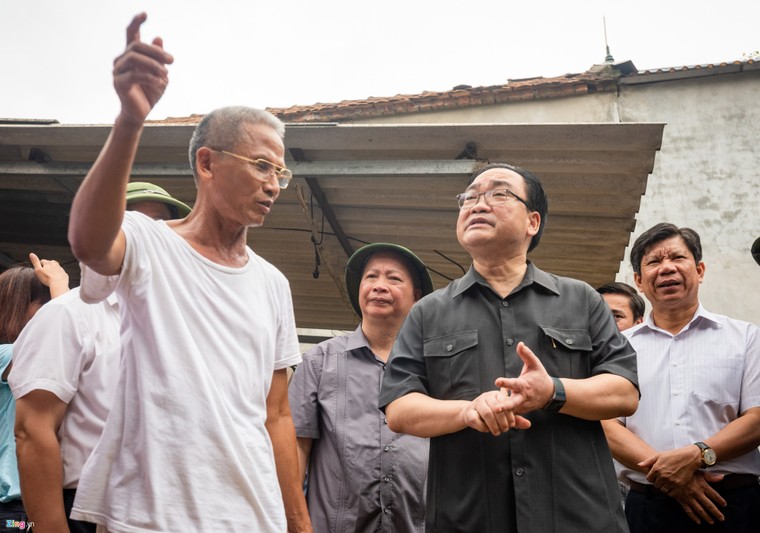 Bí thư Hà Nội lội nước thăm người dân vùng ngập ảnh 5