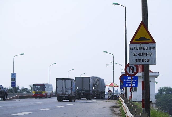 Lún nứt xẻ rãnh, cầu Thăng Long gắn biển báo 'không êm thuận' ảnh 1