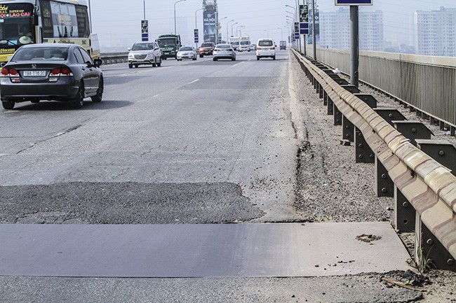 Lún nứt xẻ rãnh, cầu Thăng Long gắn biển báo 'không êm thuận' ảnh 3