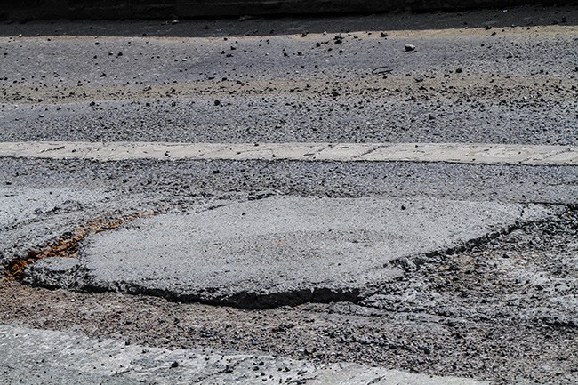 Lún nứt xẻ rãnh, cầu Thăng Long gắn biển báo 'không êm thuận' ảnh 4