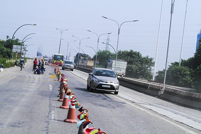 Lún nứt xẻ rãnh, cầu Thăng Long gắn biển báo 'không êm thuận' ảnh 5