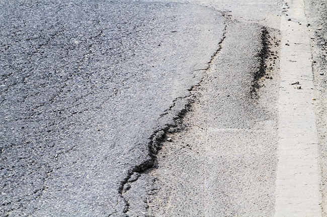 Lún nứt xẻ rãnh, cầu Thăng Long gắn biển báo 'không êm thuận' ảnh 6