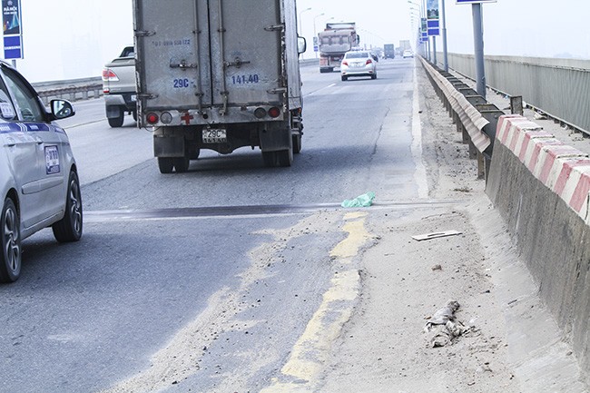 Lún nứt xẻ rãnh, cầu Thăng Long gắn biển báo 'không êm thuận' ảnh 7