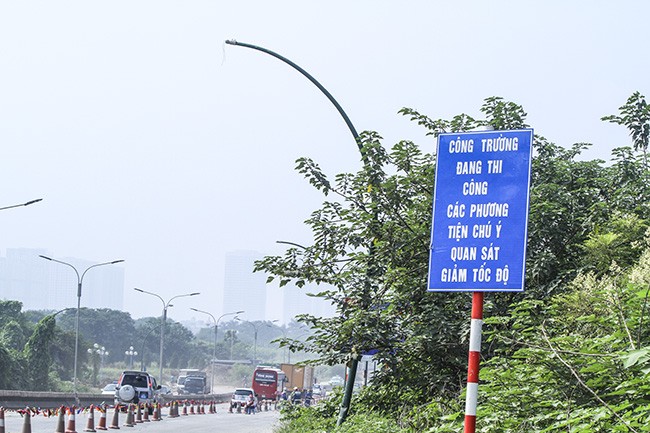 Lún nứt xẻ rãnh, cầu Thăng Long gắn biển báo 'không êm thuận' ảnh 9