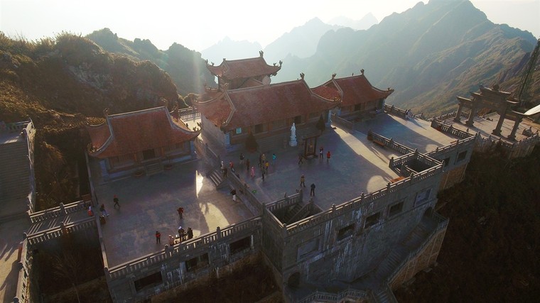 Cận cảnh những nếp chùa Việt đẹp kỳ vĩ trên đỉnh Fansipan và Bà Nà ảnh 2