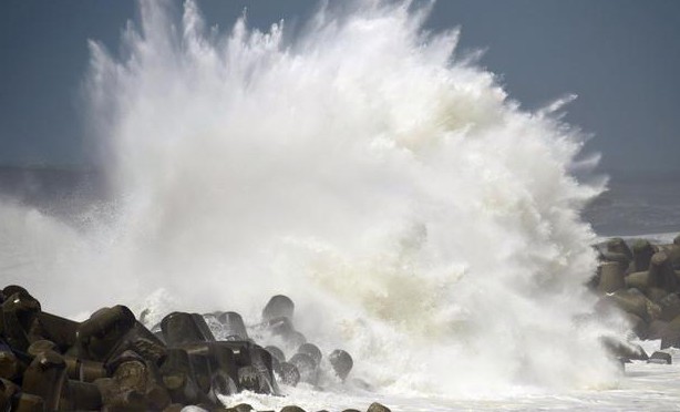 Nhật Bản 'tơi bời' trong siêu bão lớn nhất 25 năm qua ảnh 2