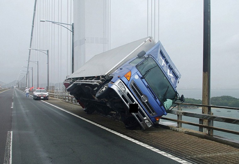 Nhật Bản 'tơi bời' trong siêu bão lớn nhất 25 năm qua ảnh 5