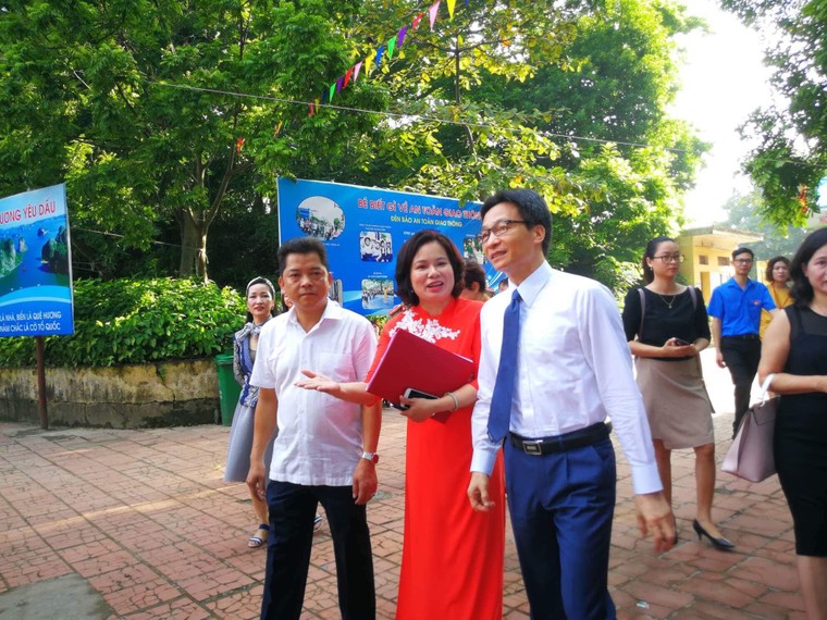 Phó Thủ tướng Vũ Đức Đam bất ngờ đến dự khai giảng cùng trẻ em khuyết tật Hà Nội ảnh 2