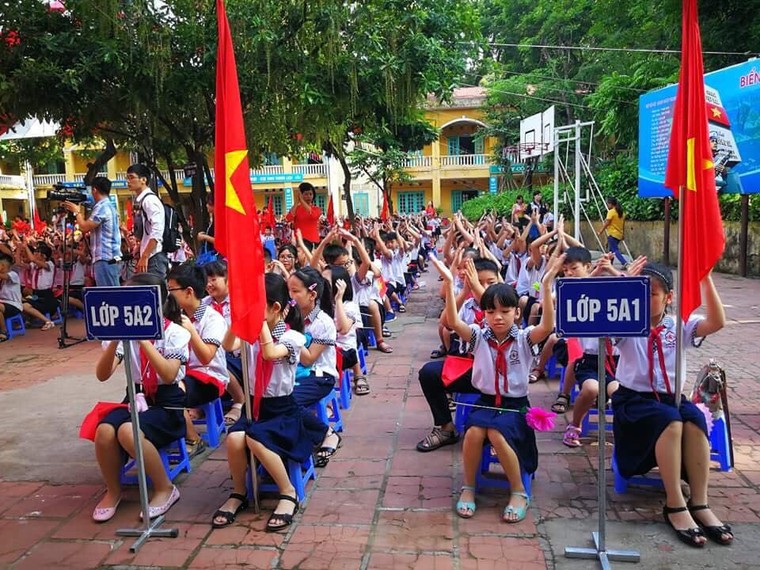 Phó Thủ tướng Vũ Đức Đam bất ngờ đến dự khai giảng cùng trẻ em khuyết tật Hà Nội ảnh 5