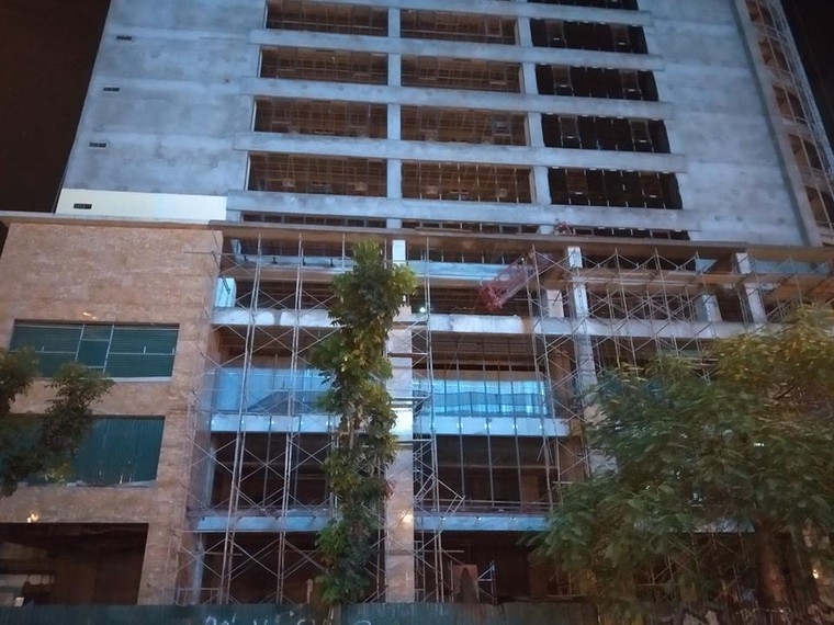 Vụ thanh sắt rơi từ tòa nhà đang xây ở Hà Nội: Lời kể người chết hụt ảnh 1