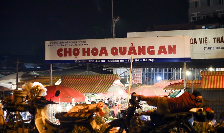 Chợ hoa đêm Quảng An nhộn nhịp trước thềm 20/10 ảnh 1