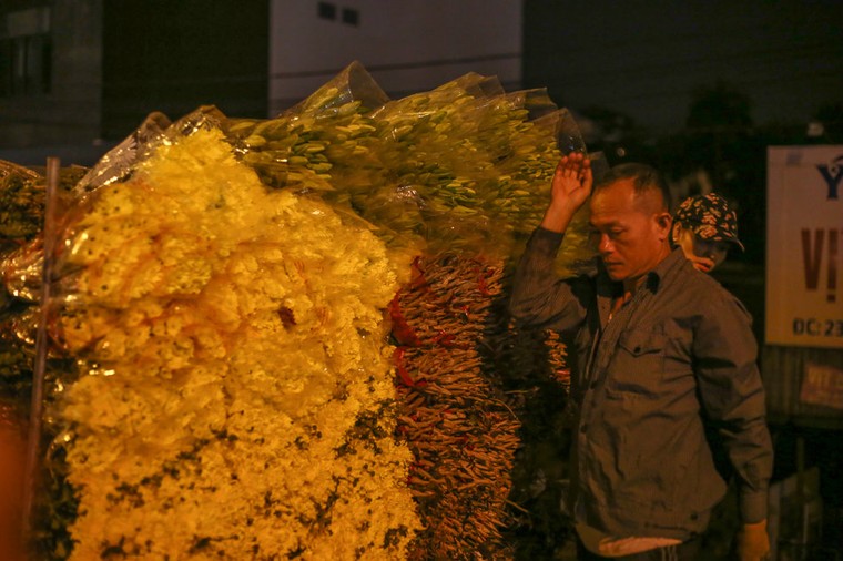 Chợ hoa đêm Quảng An nhộn nhịp trước thềm 20/10 ảnh 8