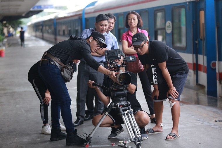 Ca sĩ Minh Thu ra mắt MV 'Nụ cười dưới mưa' do chính mình làm đạo diễn ảnh 10