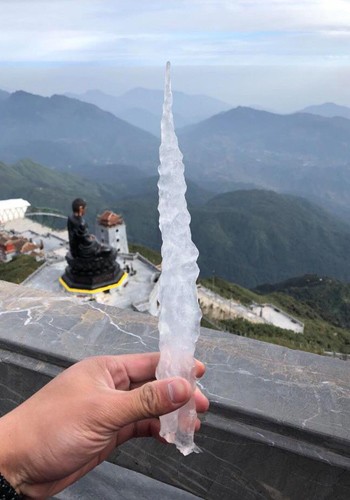 Đợt băng giá đầu tiên đã xuất hiện trên Fansipan ảnh 1