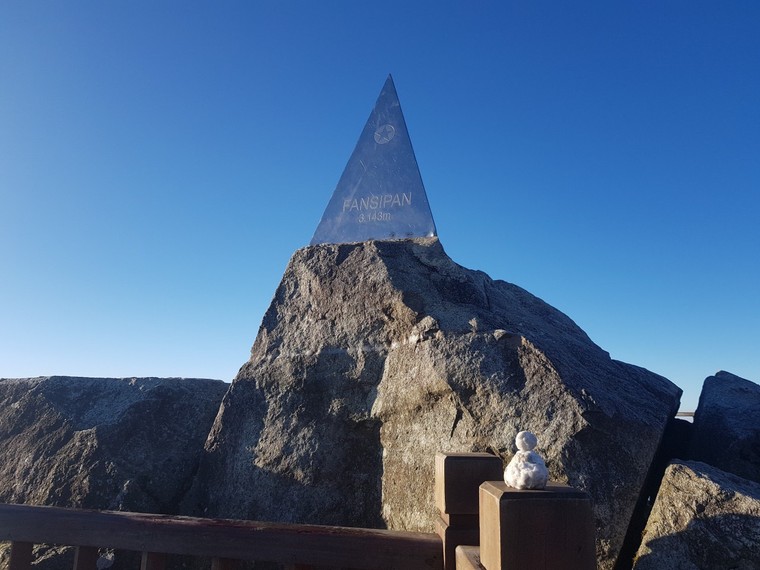 Băng giá tiếp tục xuất hiện, phủ kín mặt chóp Fansipan 3.143m ảnh 1