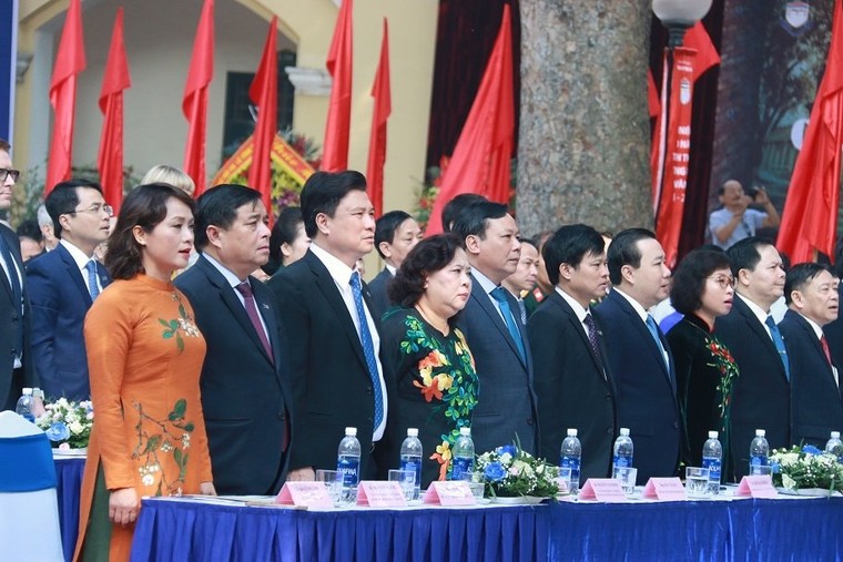 Chủ tịch Quốc hội trao Huân chương Độc lập hạng Ba cho ngôi trường 110 tuổi ảnh 1