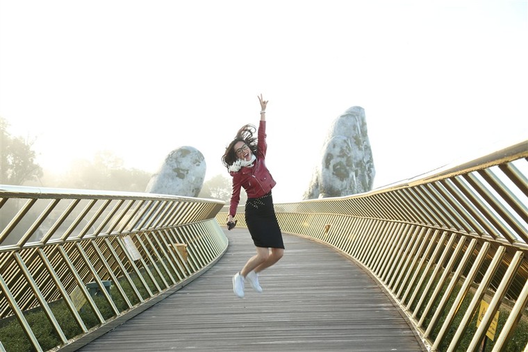 Showbiz Việt ‘Gặp gỡ mùa thu’, khám phá xứ sở Cầu Vàng ảnh 3