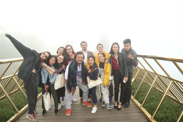 Showbiz Việt ‘Gặp gỡ mùa thu’, khám phá xứ sở Cầu Vàng ảnh 7