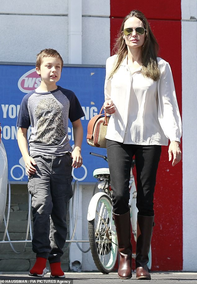 Angelina Jolie thanh lịch, vui vẻ dạo phố cùng các con ảnh 3