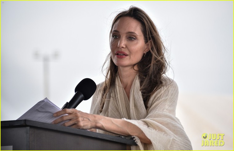 Angelina Jolie thanh lịch, vui vẻ dạo phố cùng các con ảnh 6